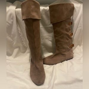DV , size 7, suede boots